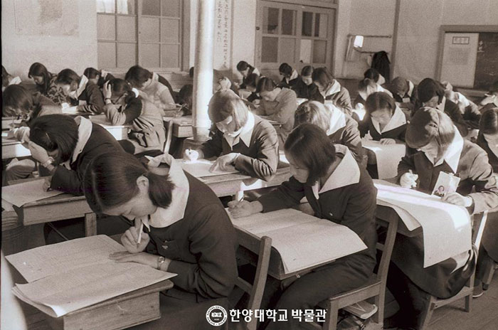 1970년 2월 12일 신입학 고사를 치루고 있는 수험장의 모습.jpg