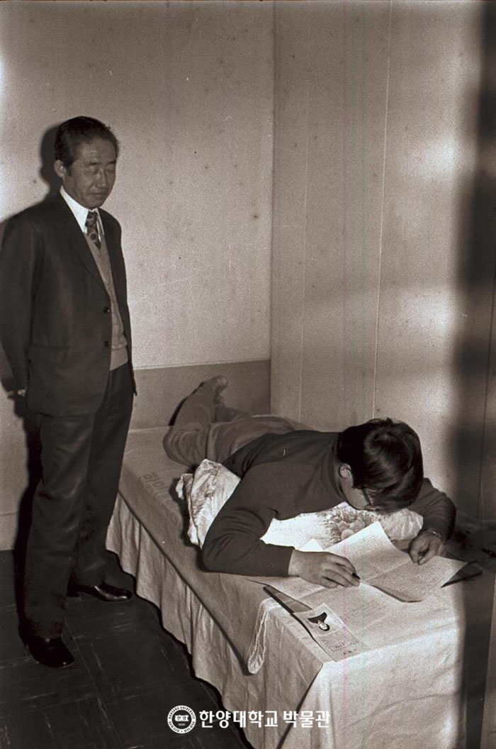 1977년 2월 2일 성동구 교내 보건실에서 시험을 보고 있는 수험생의 모습.jpg