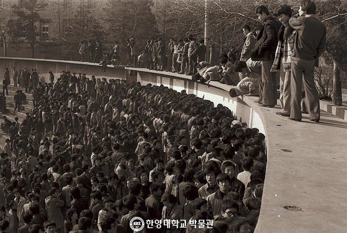 1979년 1월 17일 경기도 안산시 ERICA캠퍼스(구 반월분교) 합격자 발표장 모습.jpg