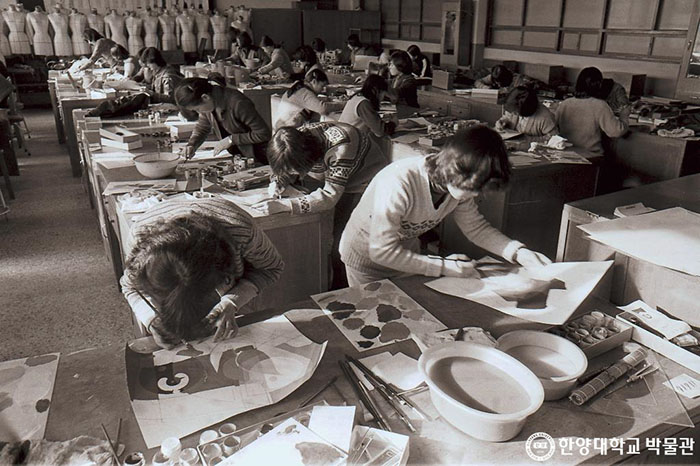 1980년 2월 5일 성동구 교내에서 미술실기고사를 보고 있는 수험생의 모습.jpg