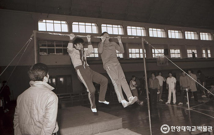 1983년 1월 14일 성동구 교내에서 체육실기고사를 보고 있는 수험생의 모습.jpg