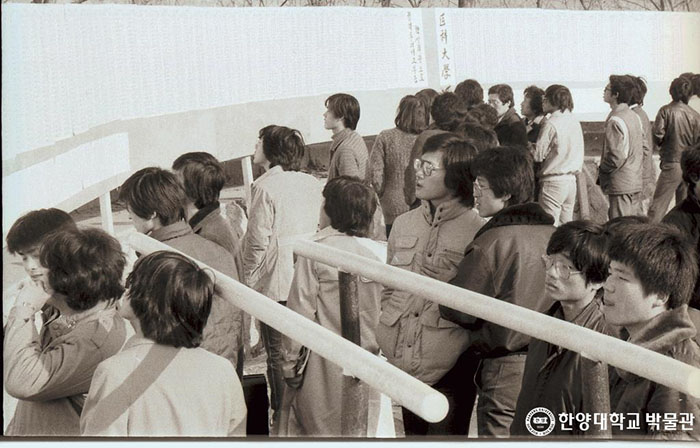 1983년 1월 14일 성동구 교내에서 면접고사 및 실기시험을 보고 있는 수험생의 모습.jpg