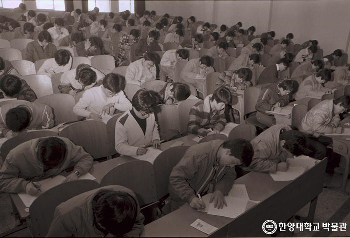 1986년 1월 12일 성동구 교내에서 시험을 보고 있는 수험생의 모습.jpg