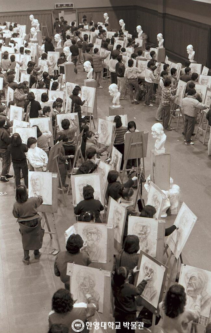 1986년 1월 12일 성동구 교내에서 미술실기고사를 보고 있는 수험생의 모습.jpg