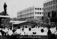 0. 1967. 6.8선거 규탄데모 교문수위실 위에서 총학생회장